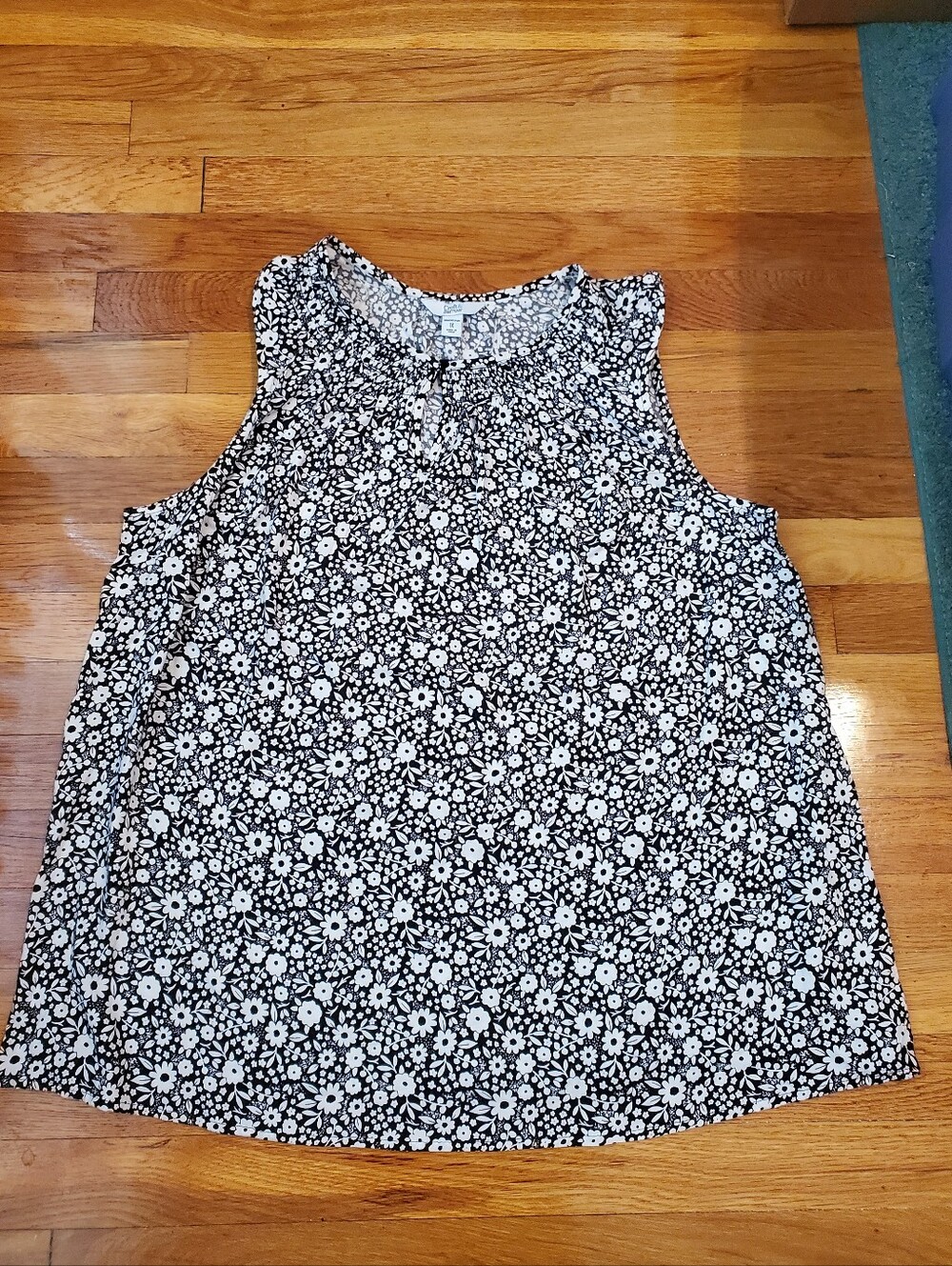 Croft & Barrow Black & White Floral Sleeveless Top